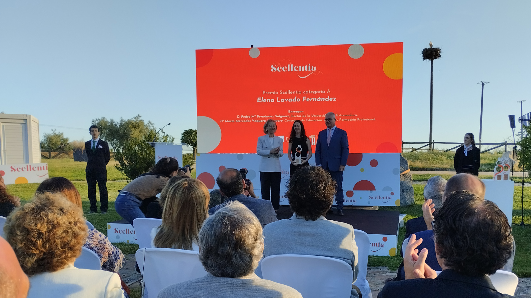 Elena Lavado recibe el premio Secellentia 2024 a Jóvenes Investigadores