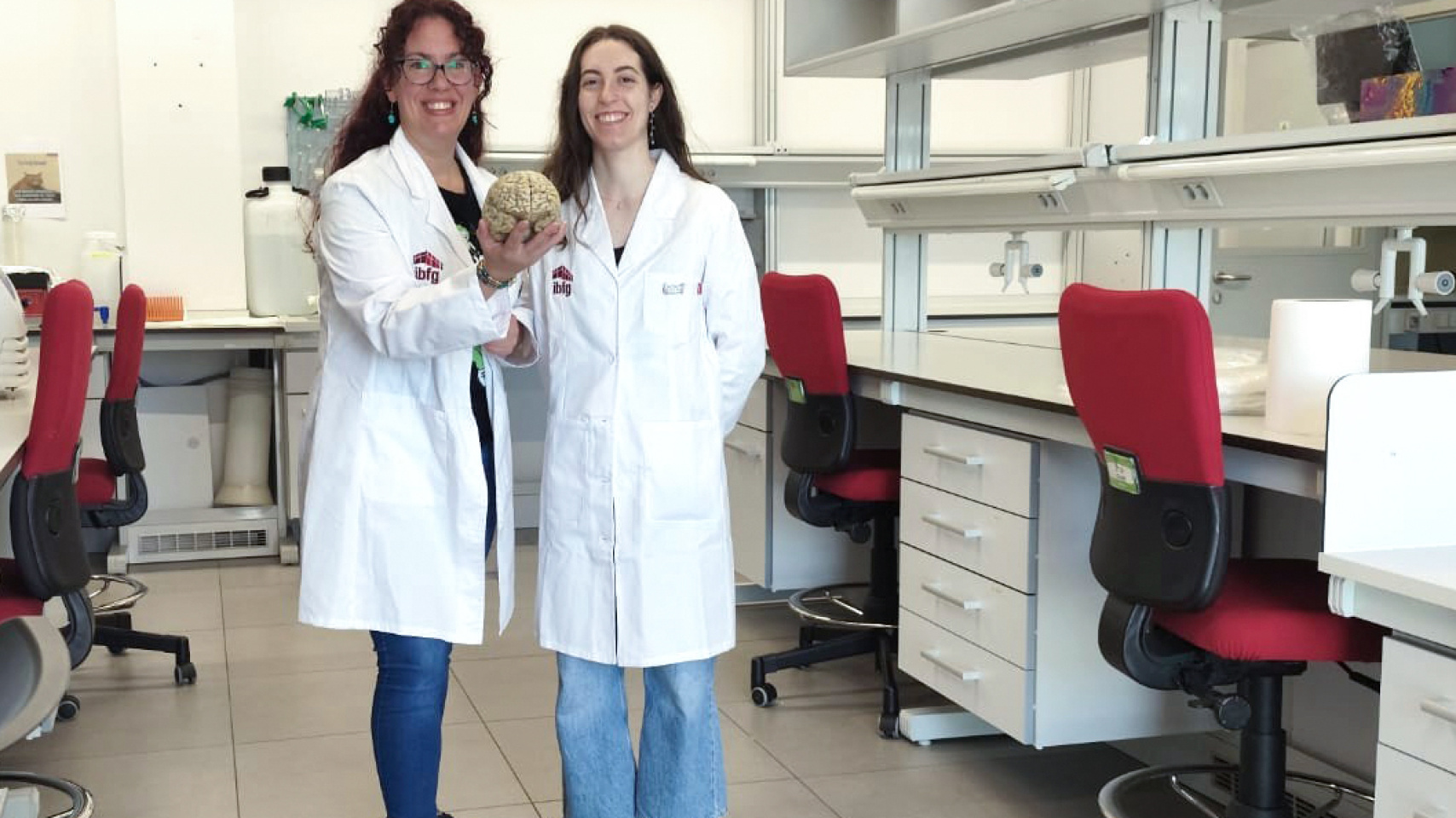 Marina Garcia Macia y Elena Lavado en el laboratorio