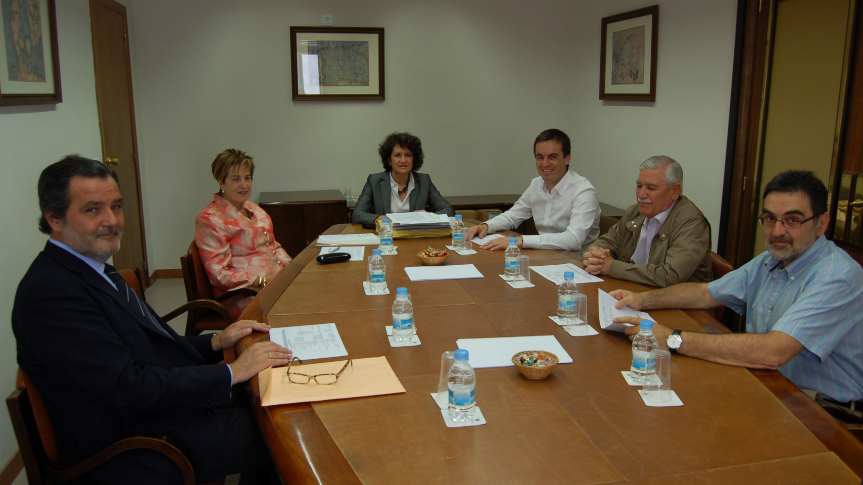 El jurado, durante la reunión en que se decidió la entrega del galardón a Sánchez Llorente