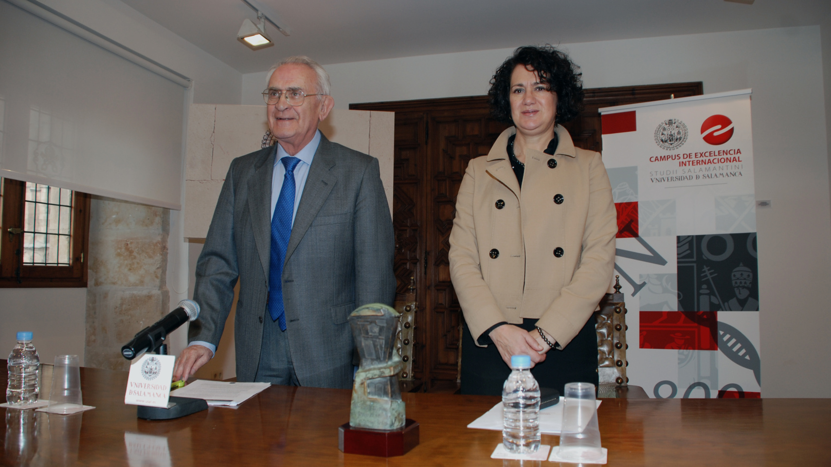 El presidente del Consejo Social, Salvador Sánchez-Terán y la vicerrectora de Investigación, Mª Ángeles Serrano, ante la estatuilla que se le entregará a los premiados