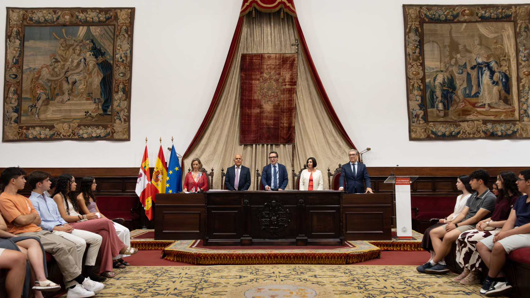 Mesa presidencial del acto de entrega de premios compuesta por Bertha Gutiérrez, Ángel Miguel Morín Ramos, Juan Manuel Corchado, María Teresa Pérez y Alfredo Ávila.