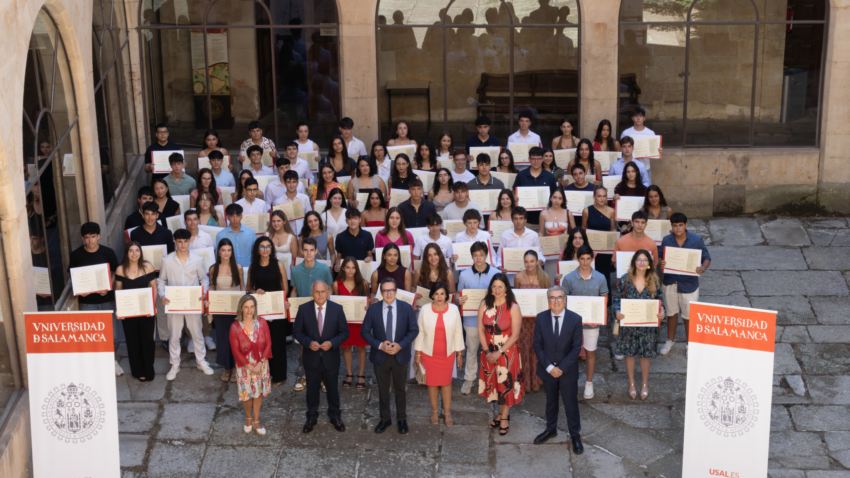 Estudiantes y autoridades académicas tras el acto de entrega de premios de la PAU