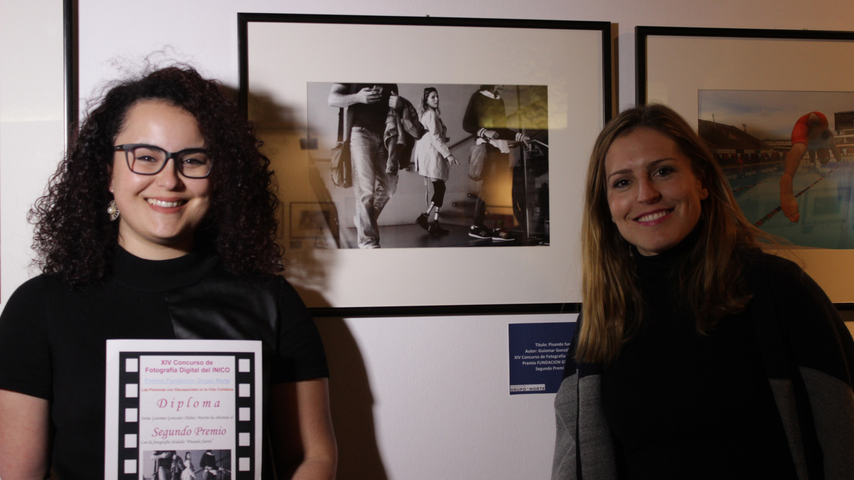 Guiomar González (izquierda), segundo premio, junto a la protagonista de su fotografía "Pisando fuerte"