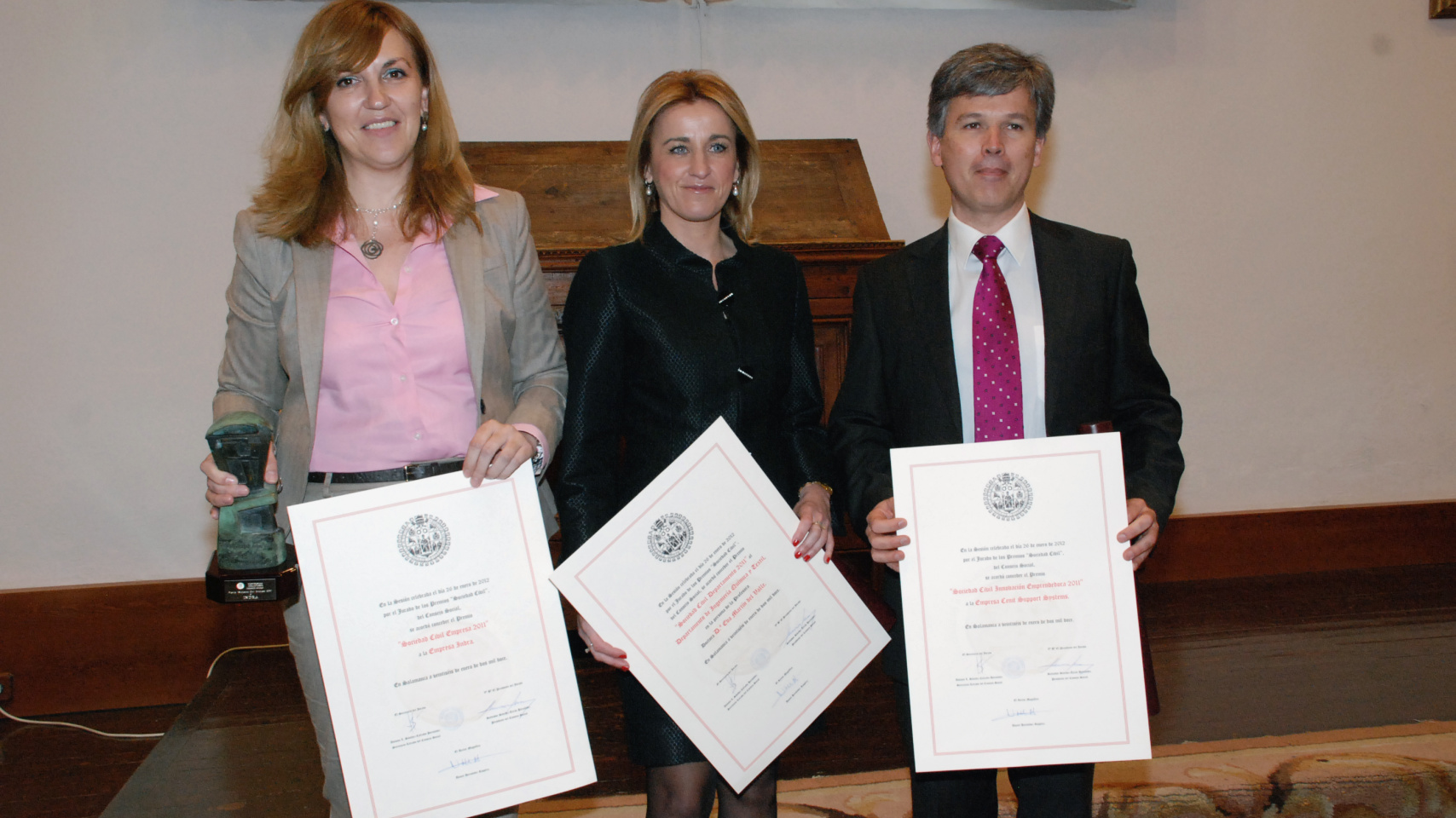 Foto de los premiados tras el acto de entrega