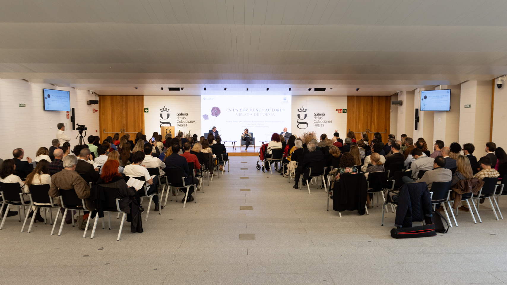 Público de la velada de poesía "En la voz de sus autores"