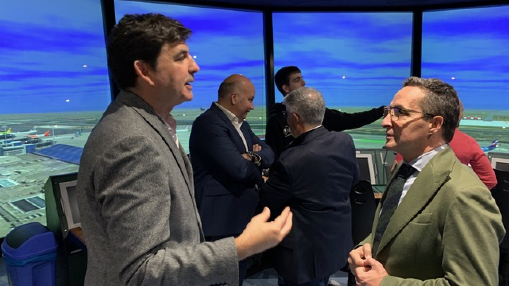 Andrés Arranz Stance muestra las instalaciones de SENASA al rector Juan Manuel Corchado.