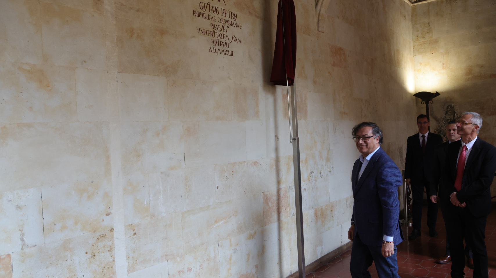 Gustavo Petro descubre el vítor dedicado en el Edificio de las Escuelas Mayores