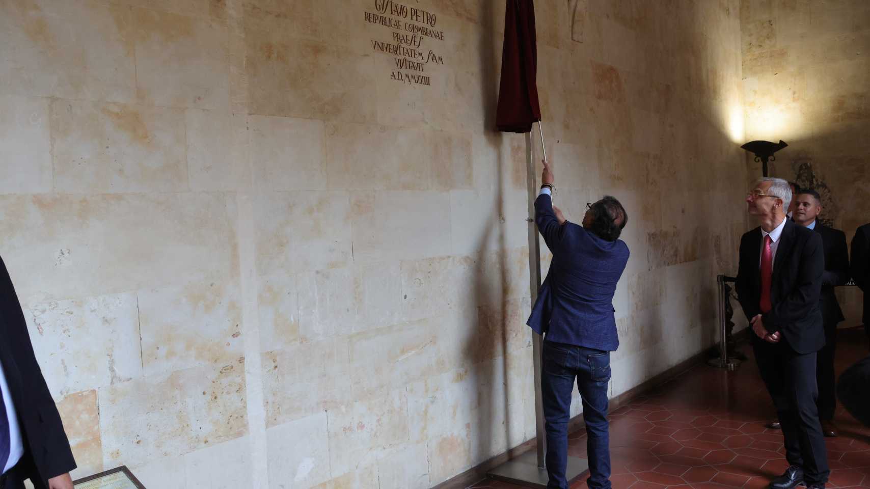 Gustavo Petro descubre el vítor dedicado en el Edificio de las Escuelas Mayores
