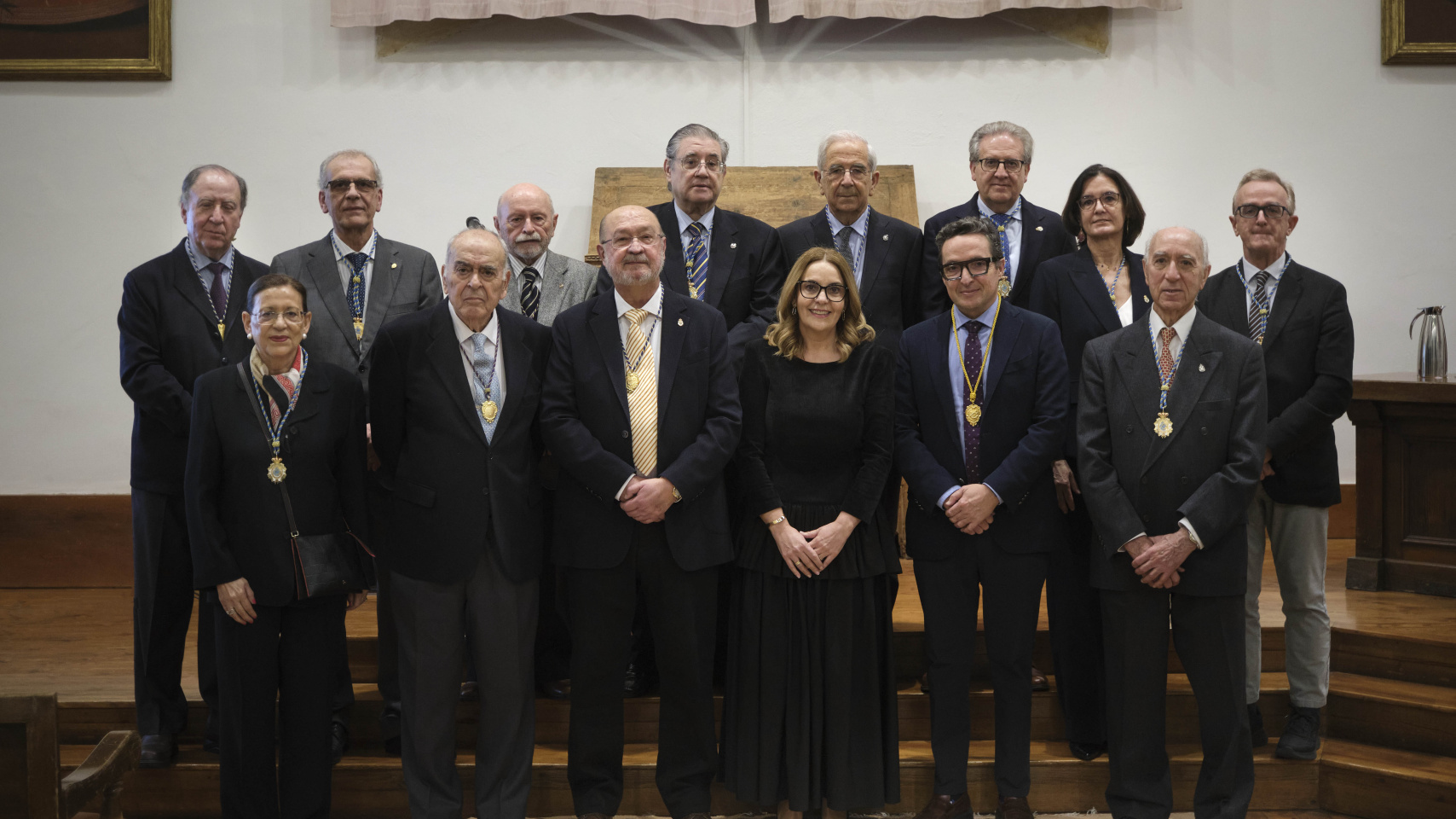 Foto familia miembros de la RAMSA junto a la nueva académica y el rector de la Universidad de Salamanca