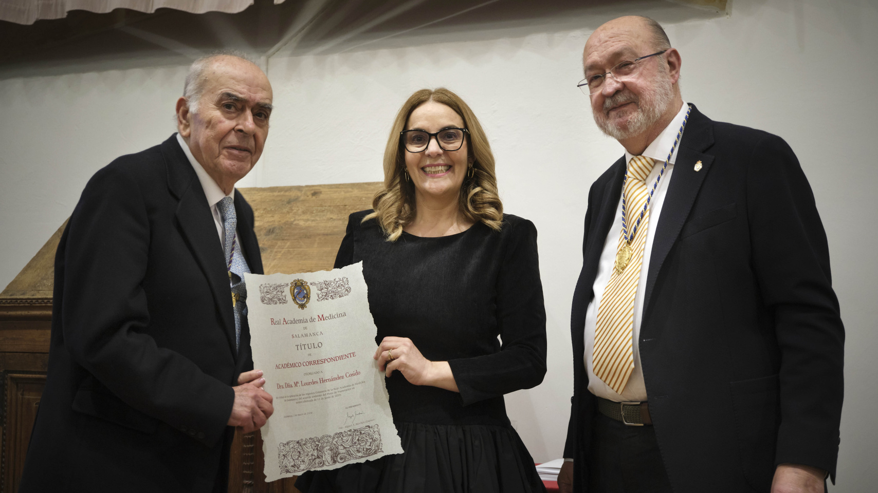 Acto de entrega del diploma a María Lourdes Hernández Cosido