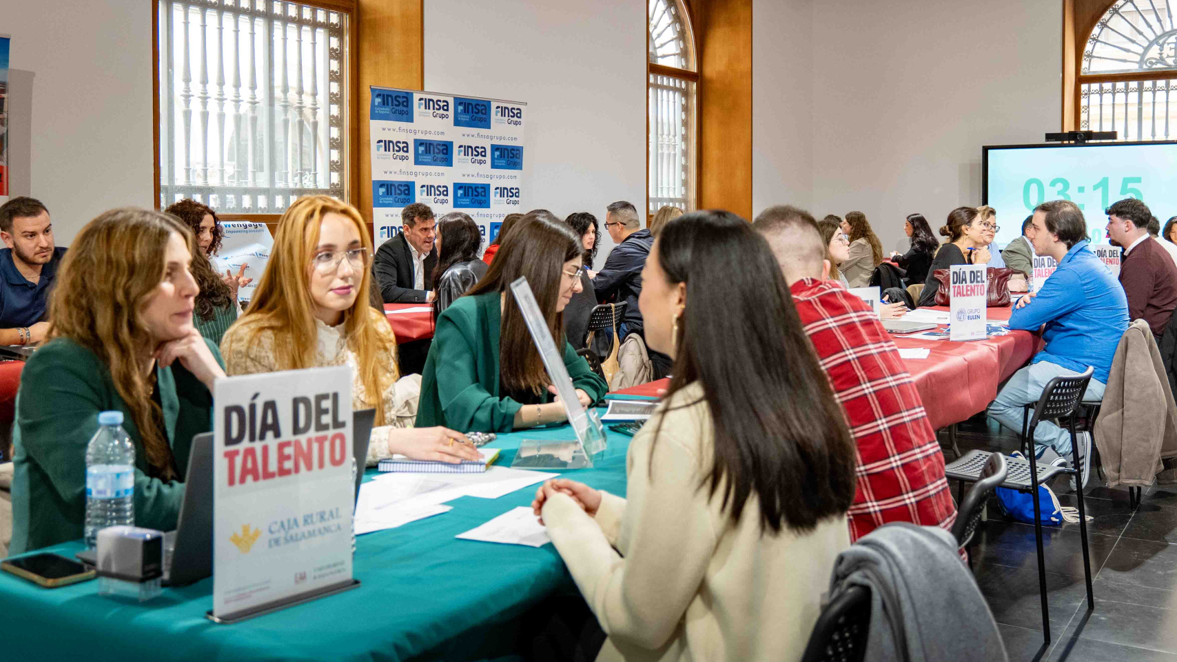 Estudiantes visitando la feria de Empresas Amigas Alumni y el Servicio de Empleo y Emprendimiento (SIPPE-UsalEmprende)