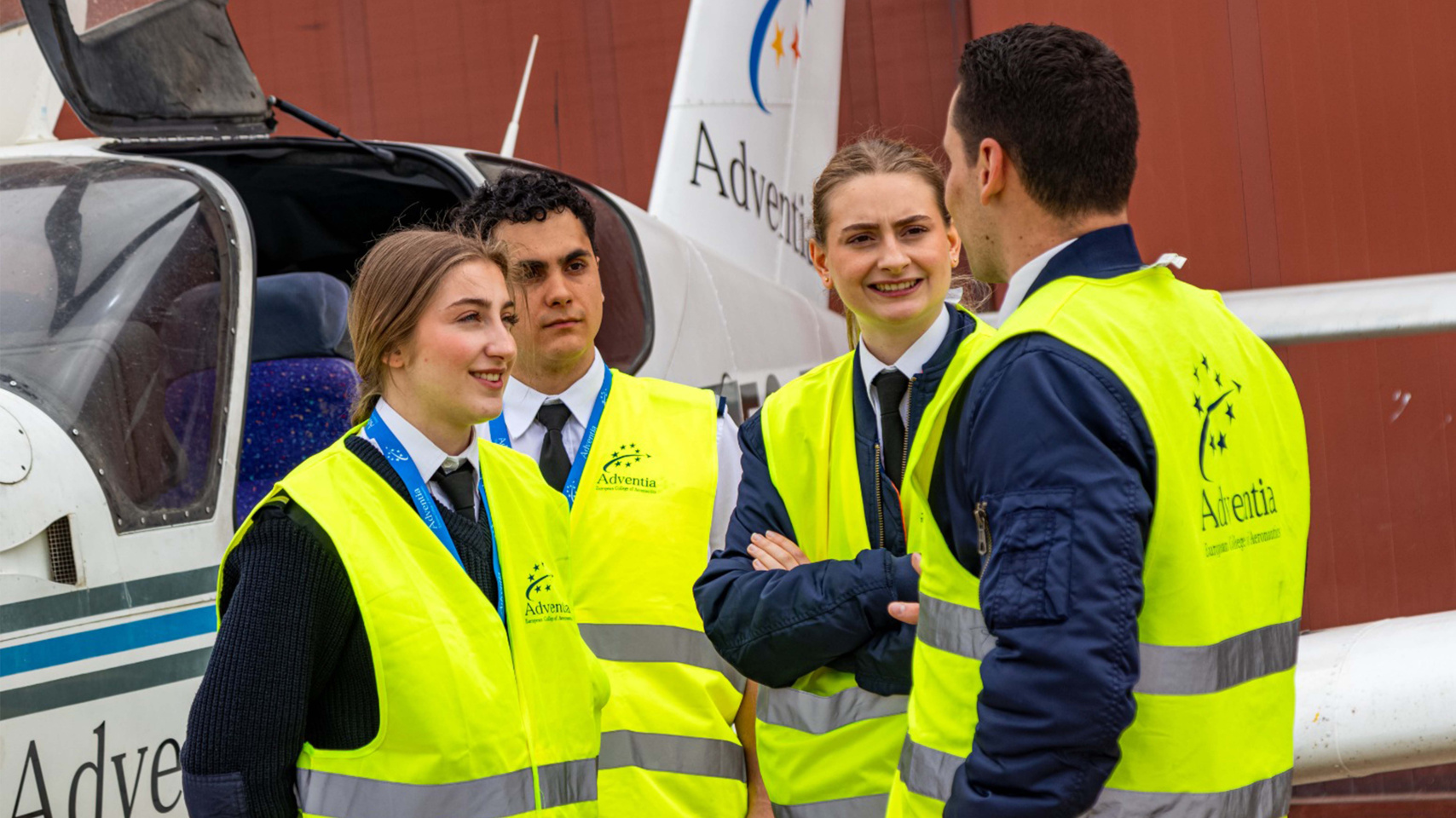 Estudiantes de la Escuela de Pilotos de la USAL