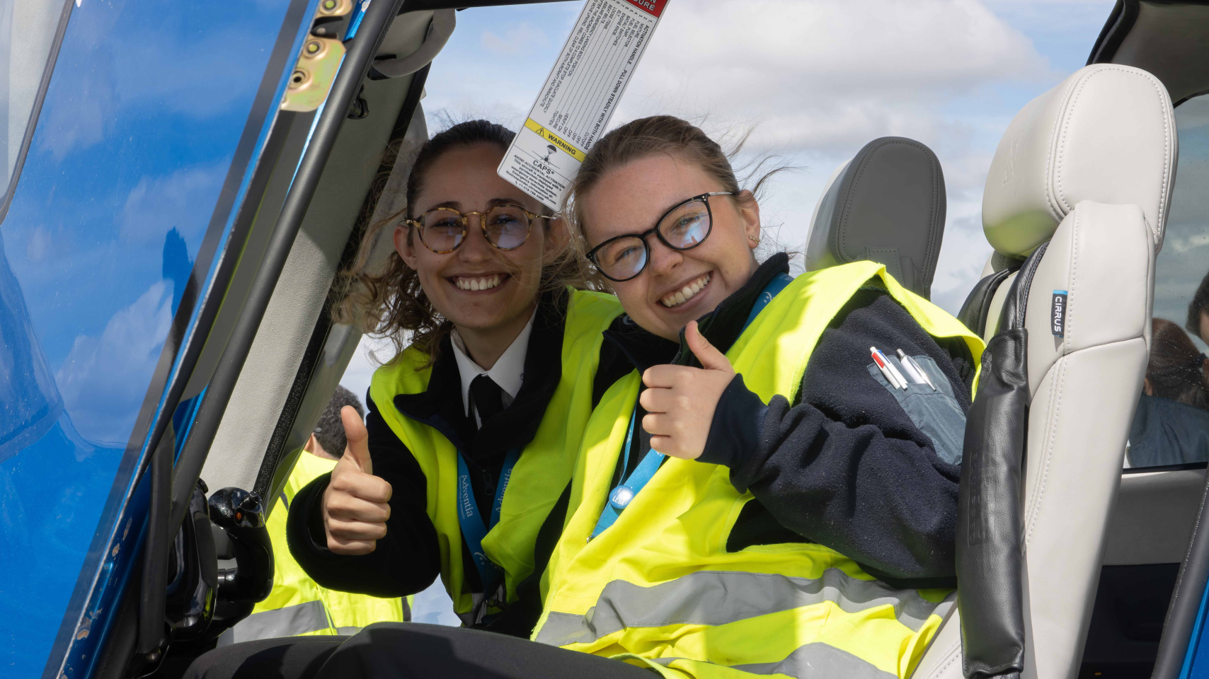 Estudiantes de la Escuela de Pilotos viendo el nuevo modelo de avión adquirido en Matacán