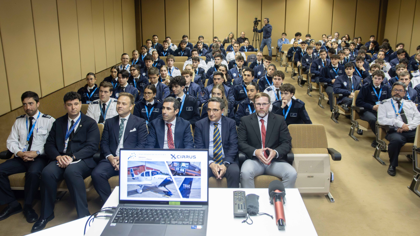 Presentación de la adquisición de los nuevos aviones Cirrus SR20 G7 en Adventia, la Escuela de Pilotos de la USAL
