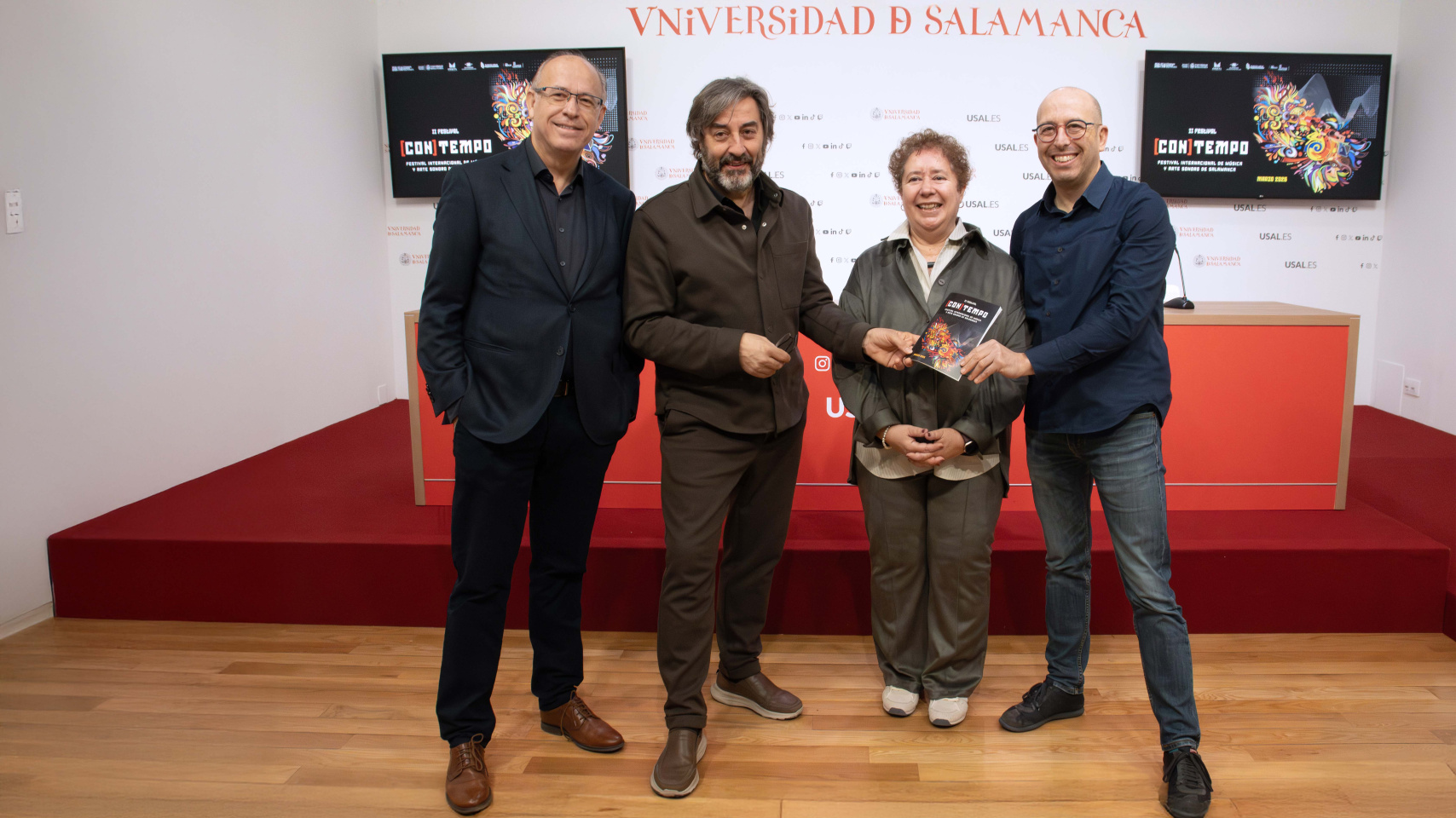 De izquierda a derecha: el director del Centro de Estudios Brasileños, José Manuel Santos; la vicerrectora de Cultura, Patrimonio, Sostenibilidad y Desarrollo de campus de la Universidad de Salamanca, Matilde Olarte; el director del Servicio de Actividades Culturales, Javier Panera;  y el codirector de la programación musical del Festival y catedrático del COSCYL de Salamanca, Alberto Rosado