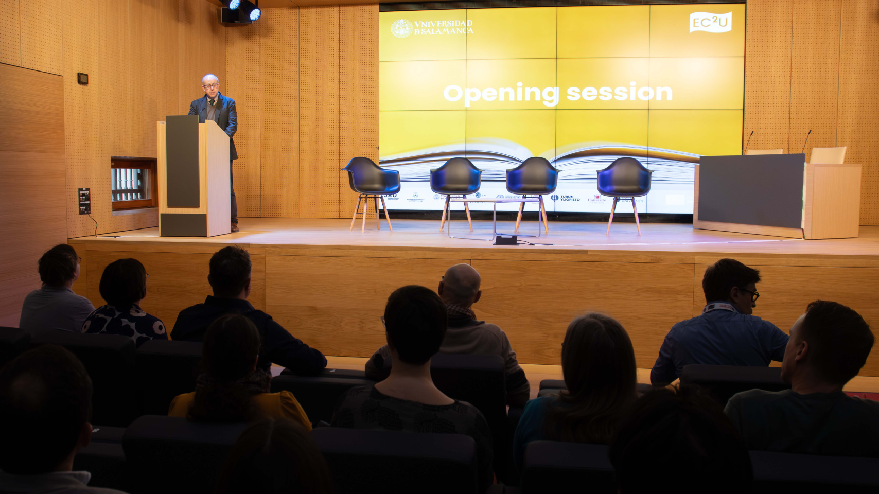 El vicerrector de investigación, José Miguel Mateos Roco, dando la bienvenida a los asistentes al  Doctoral Colloquium en el CIE