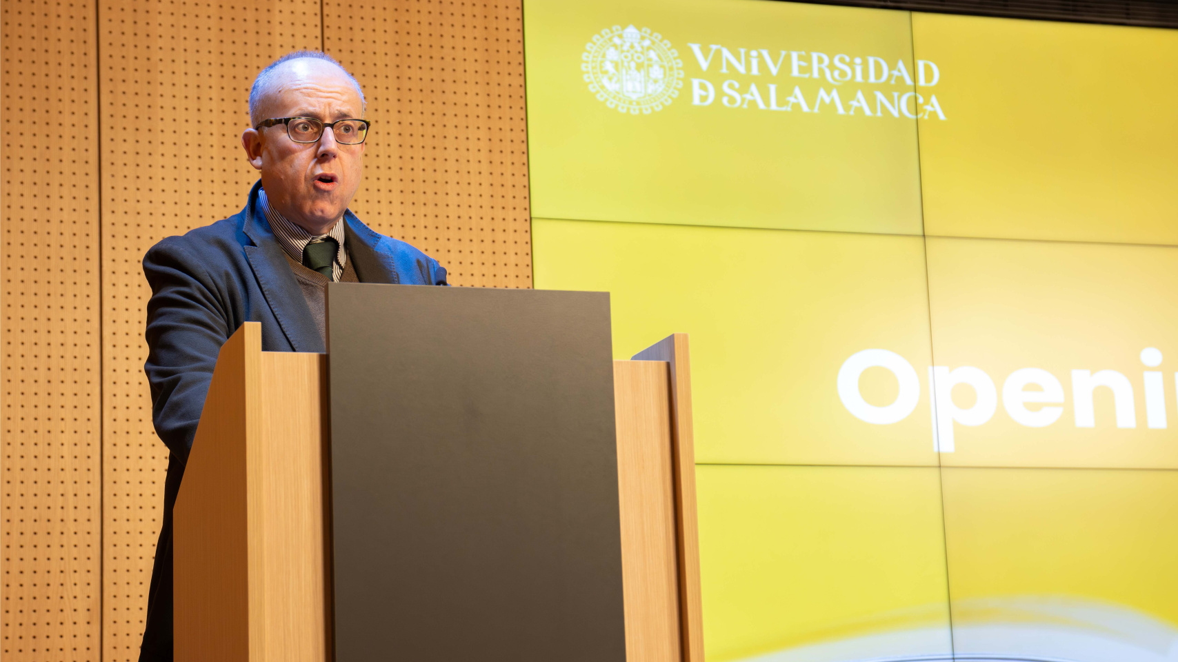 El vicerrector de investigación, José Miguel Mateos Roco, dando la bienvenida a los asistentes al  Doctoral Colloquium en el CIE