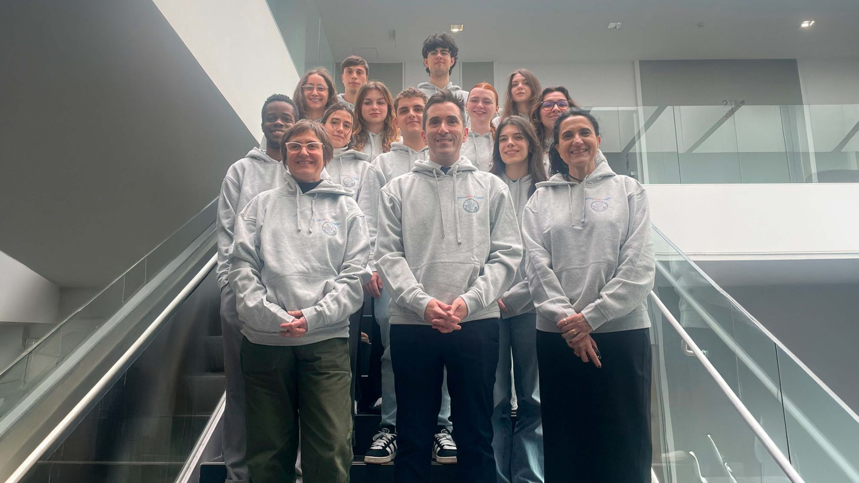 Federico Bueno junto  voluntariados EducaUSALEmpleo