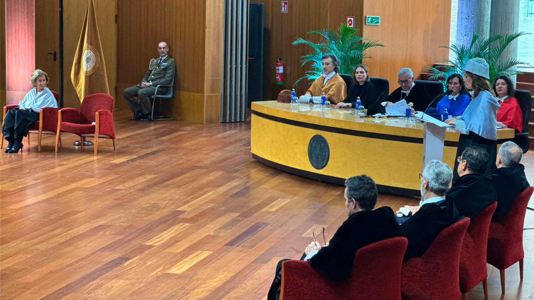 El rector de la USAL en el acto de investidura de SM La Reina Doña Sofía