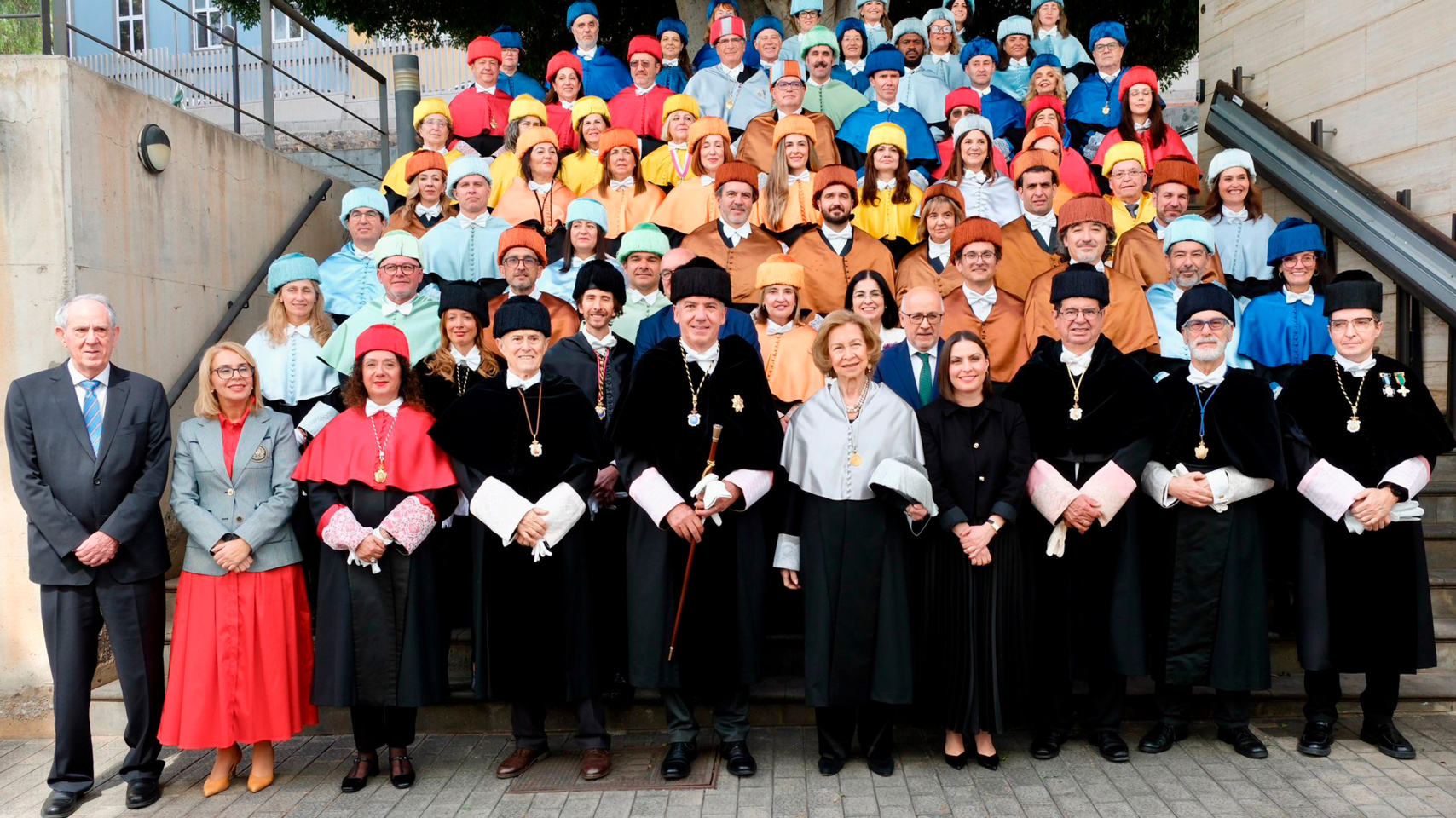 Foto familia de los doctores y SM Reina Sofía al finalizar el acto de investidura