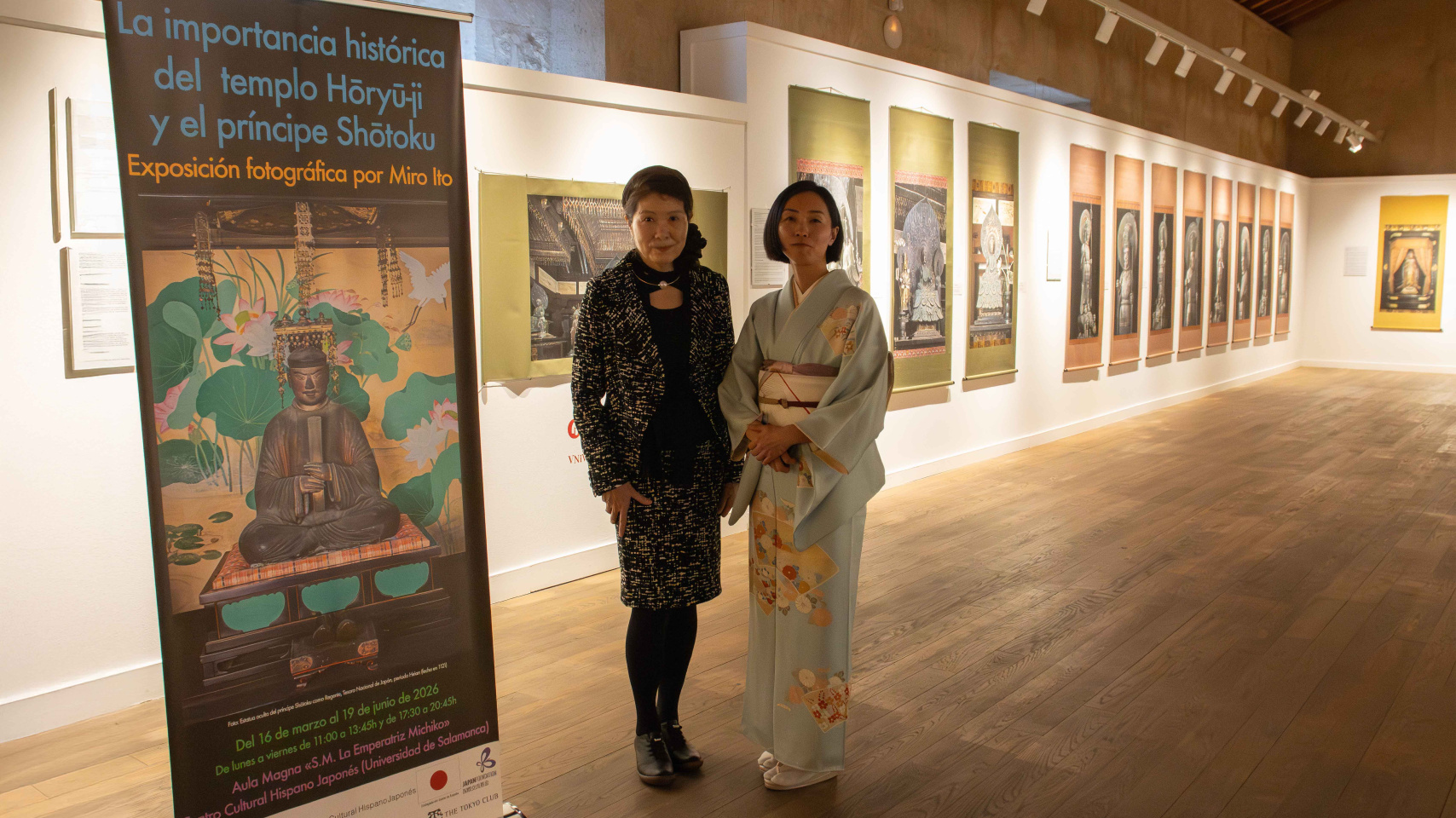Beniko Tanaka, la artista de la exposición, junto a su intérprete