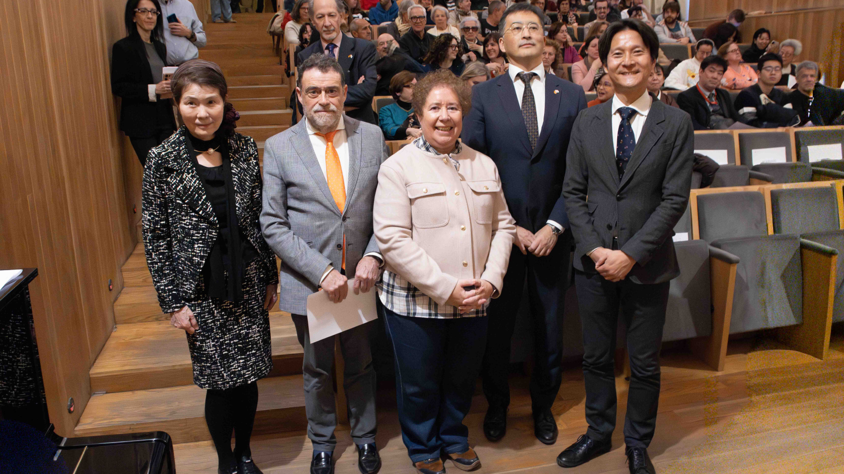 la vicerrectora de Cultura, Matilde Olarte; el ministro de la Embajada de Japón en España, Sato Shinichi; el director de la Fundación Japón-Madrid, Takeda Yasutaka;  el director del Centro Cultural Hispano-Japonés, José Abel Flores; y la autora de la exposición de fotografía Höryü-ji y el príncipe Shötoku