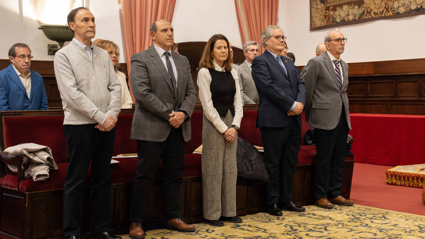 Parte de los homenajeados de pie escuchando el Gaudeamus Igitur