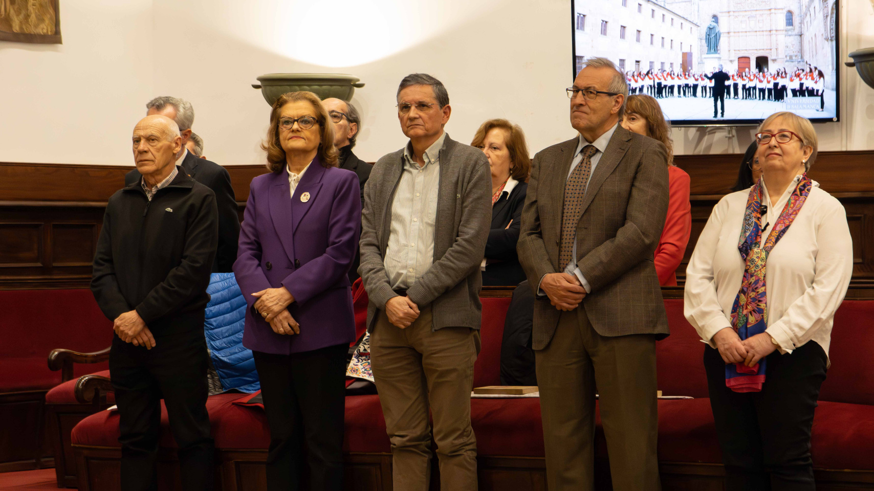 Parte de los homenajeados de pie escuchando el Gaudeamus Igitur
