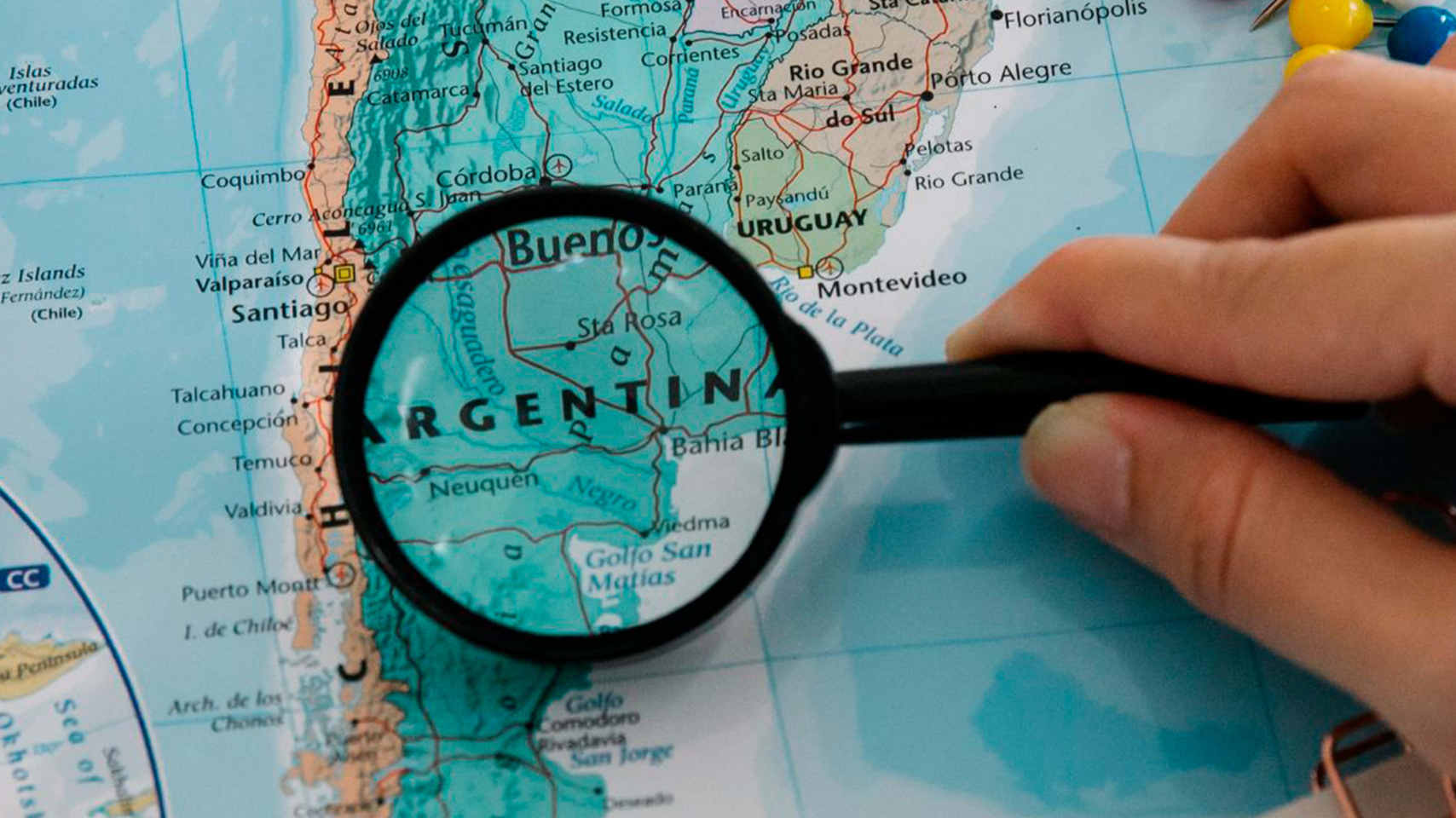 Mapa de  zona de América del Sur con una lupa