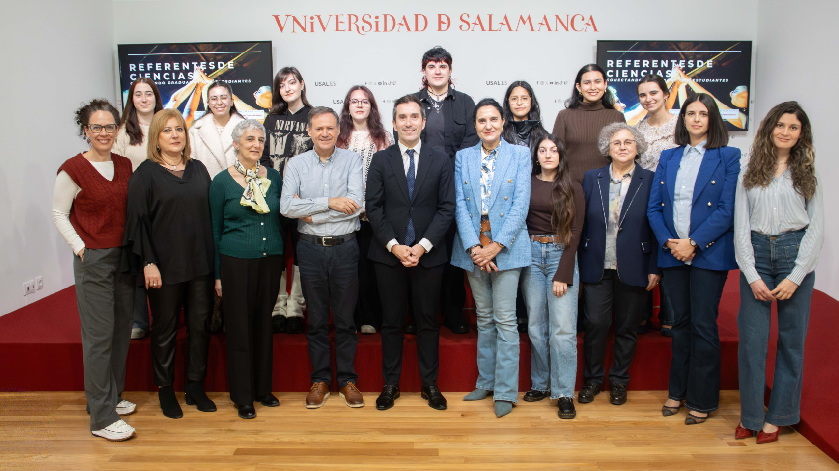 Foto familia con graduadas de empresas como NTT Data, Caja Rural, Atalaya Mining y Vanadys en Sala de Prensa de la USAL