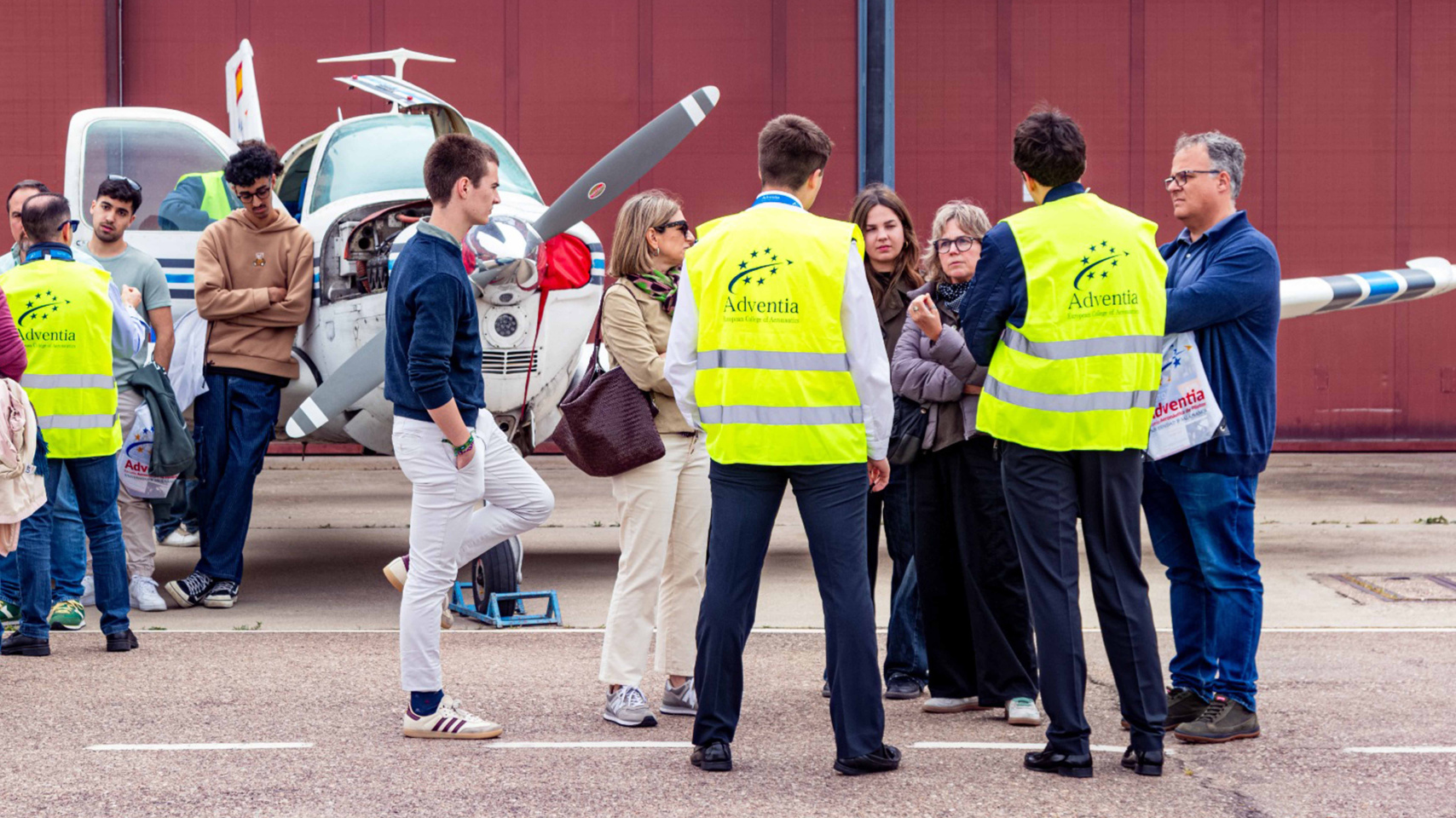 Participantes de la Jornada de Puertas Abiertas de la Escuela de Pilotos de la USAL