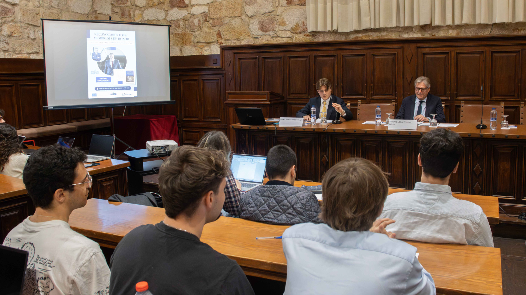 Encuentro con la asociación de latinoamericanos Aula de la USAL con el eurodiputado Antonio López-Istúriz en la USAL