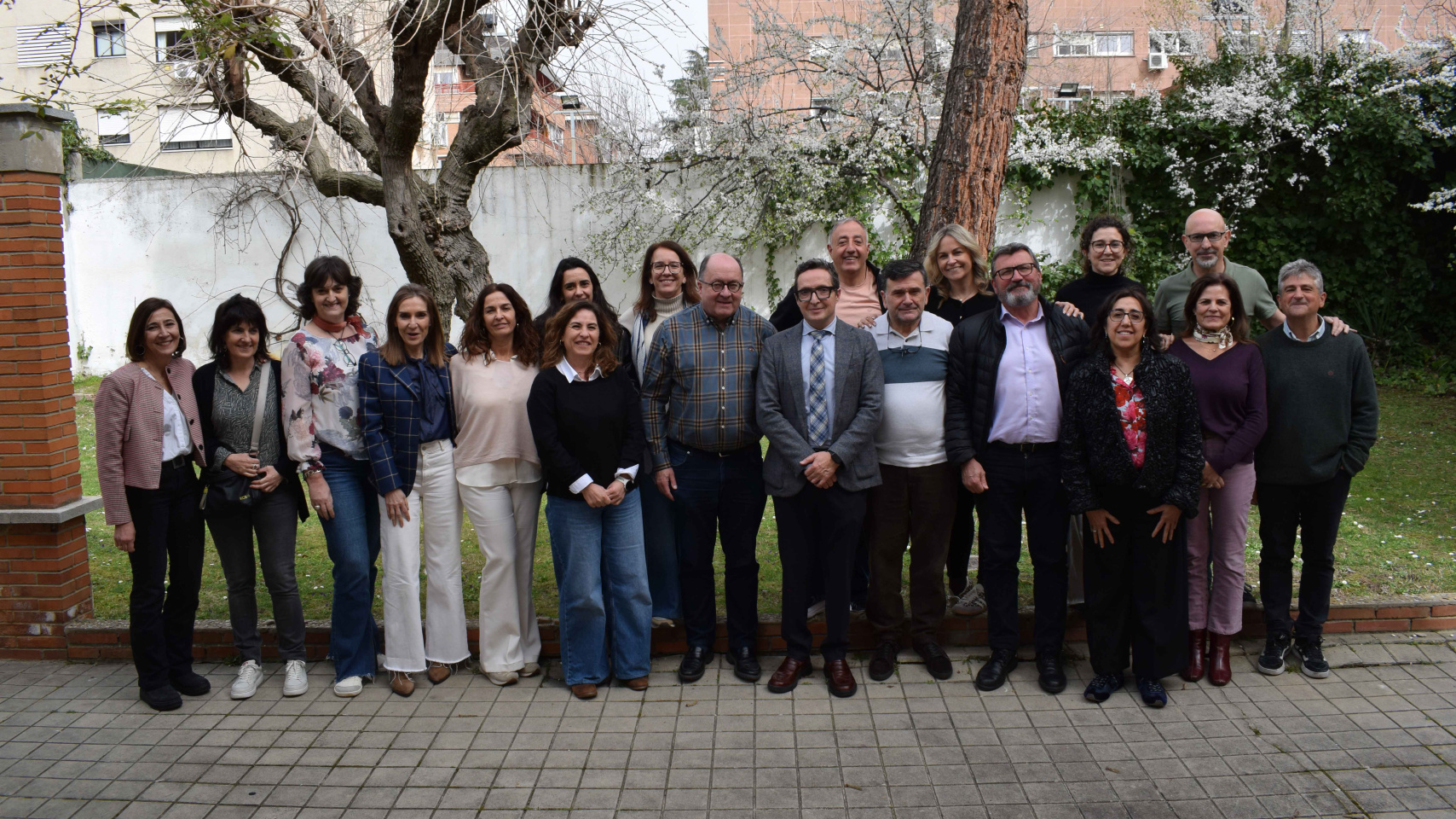 foto familia de los asistentes a la charla de IA con el rector de la Universidad de Salamanca