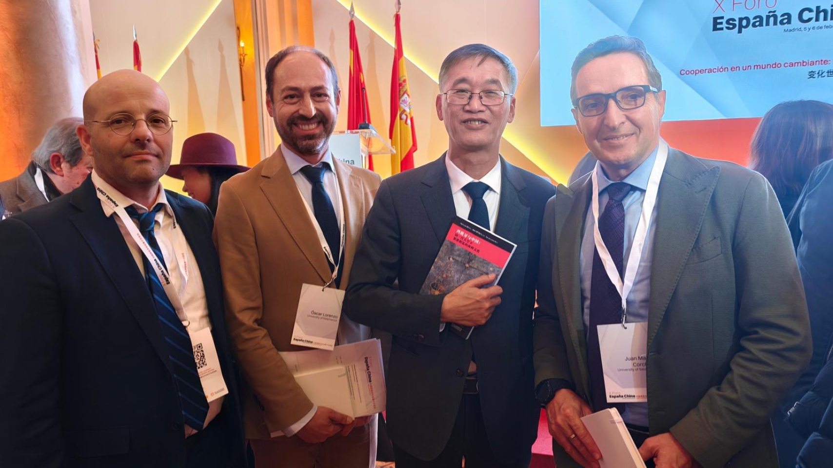 El rector, Juan Manuel Corchado, junto al embajador de China en España; Oscar Lorenzo y David Doncel