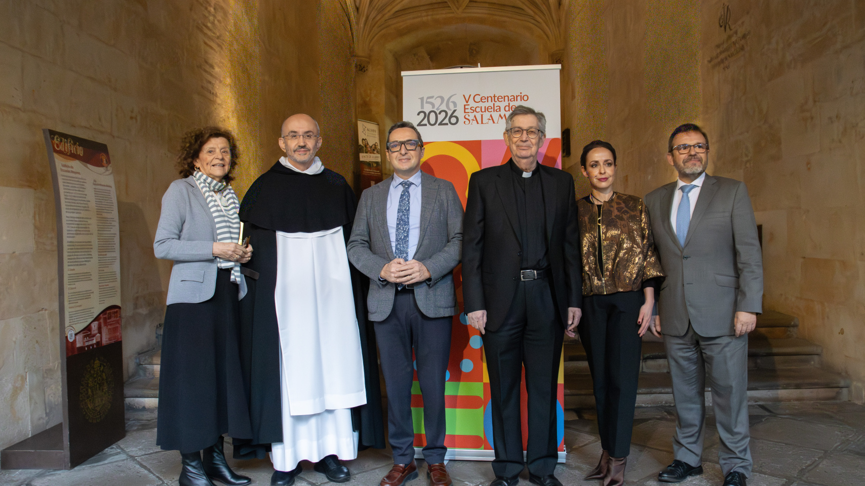 El rector, Juan Manuel Corchado, junto a diferentes autoridades le acompañan en la inauguración del Congreso Internacional del V Centenario