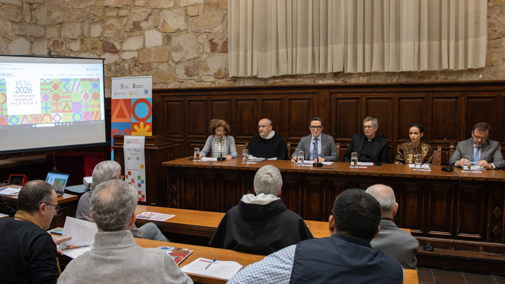 El Sr. Rector abre el acto en la mesa presidencial con diferentes autoridades de la Escuela de Salamanca