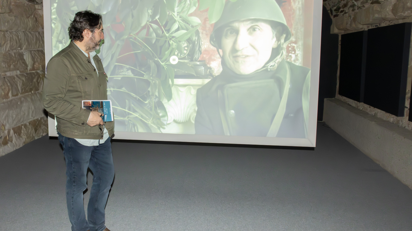 Javier Panera con las pantalla que muestra al artista Ausín Sáinz