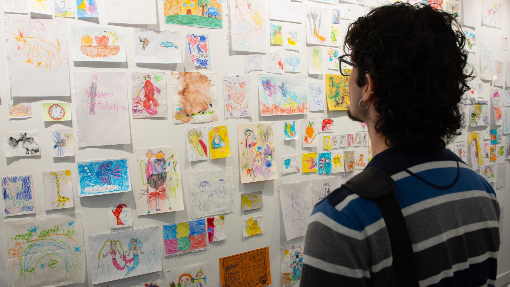 La Facultad de Bellas Artes reflexiona sobre la infancia en su nueva exposición ‘No me corrijas’ en Salaséis