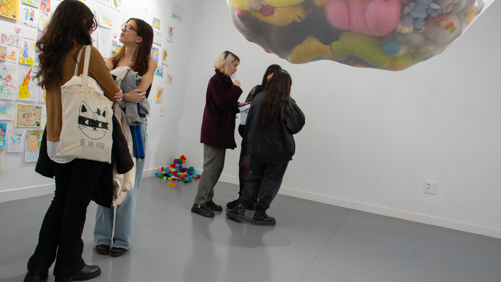 La Facultad de Bellas Artes reflexiona sobre la infancia en su nueva exposición ‘No me corrijas’ en Salaséis