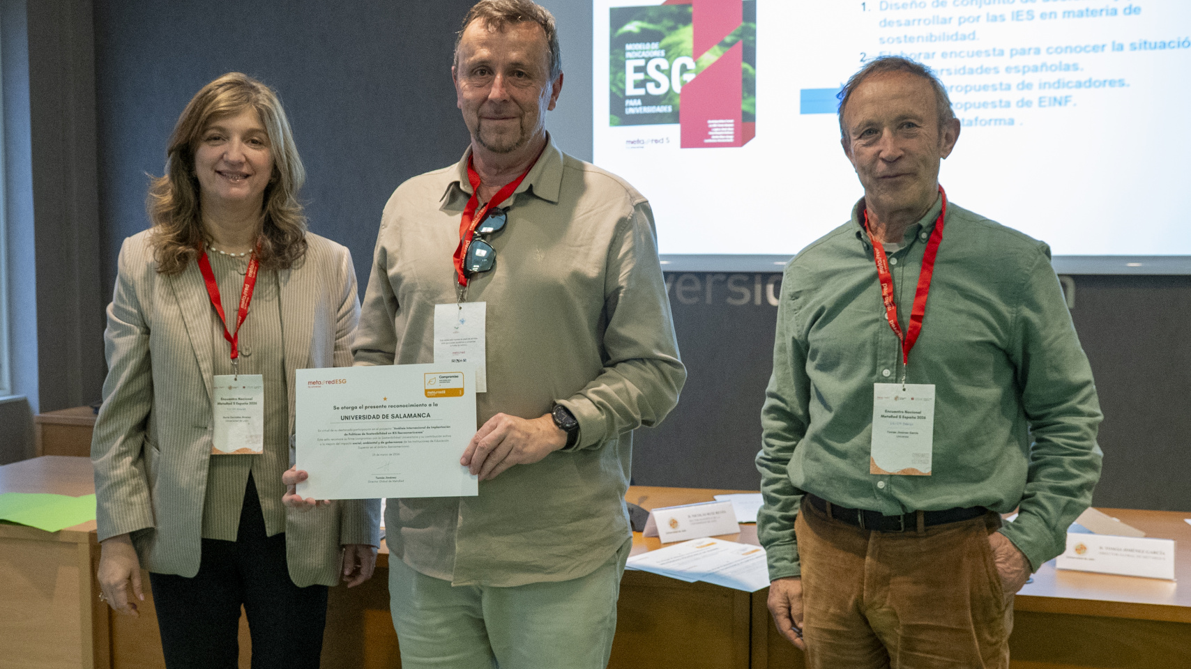 De izquierda a derecha: Nuria González, presidenta MetaRed España; Tomás Jiménez, director Global MetaRed; y Pedro Calero, director Oficina Verde USAL