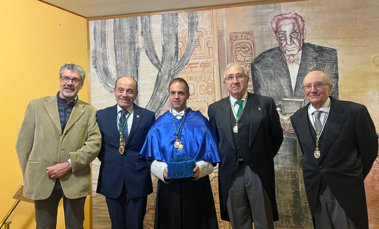Rodrigo Morchón acompañado del presidente y del secretario de la Academia de Ciencias Veterinarias de Castilla y León, Elías F. Rodríguez Ferri y Francisco A. Rojo Vázquez, respectivamente.