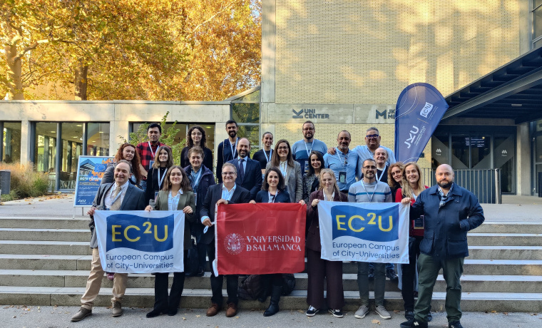 Integrantes de la Delegación de la USAL junto a la concejala Carmen Seguín y varios estudiantes.