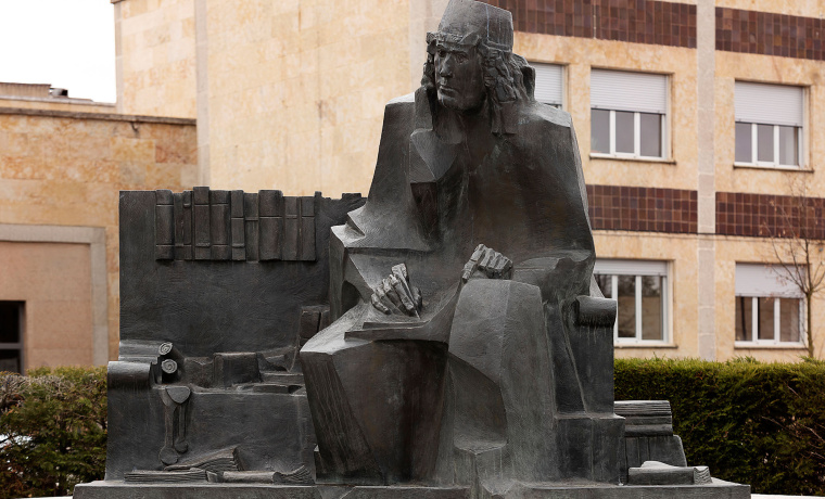 Estatua de Nebrija en el Campus de Ciencias de la Universidad de Salamanca