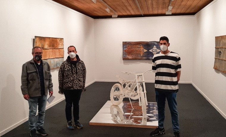 Luis Barrio, director del Servicio de Actividades Culturales; Diego del Pozo, vicedecano de la Facultad de Bellas Artes;y Álvaro Perote Guadilla, artista de la exposición