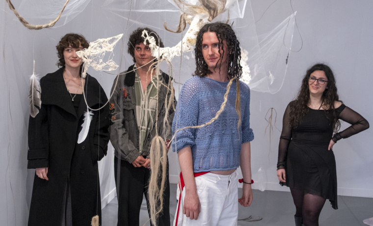 Estudiantes creadores de la exposición "Historia no disponible"