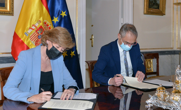 Ana de la Cueva, presidenta de Patrimonio nacional y Ricardo Rivero, rector de la Universidad de Salamanca 