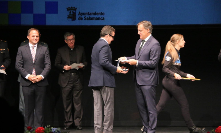 El rector Juan Manuel corchado recibe una medalla por la colaboración de la Universidad de Salamanca con la Policía Local