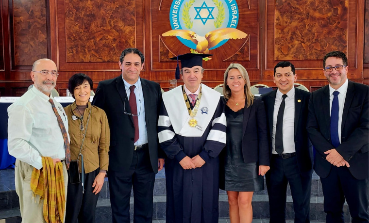 El profesor José Ramón Alonso, catedrático de la Facultad de Biología e investigador del Instituto de Neurociencias de Castilla y León, recibe el doctorado honoris causa en la Universidad Tecnológica Israel (Quito, Ecuador).