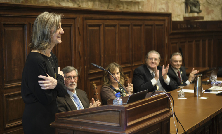 Rosa Cordovilla Pérez tras su discurso de ingreso "Técnicas endoscópicas en el diagnóstico precoz del cáncer de pulmón"
