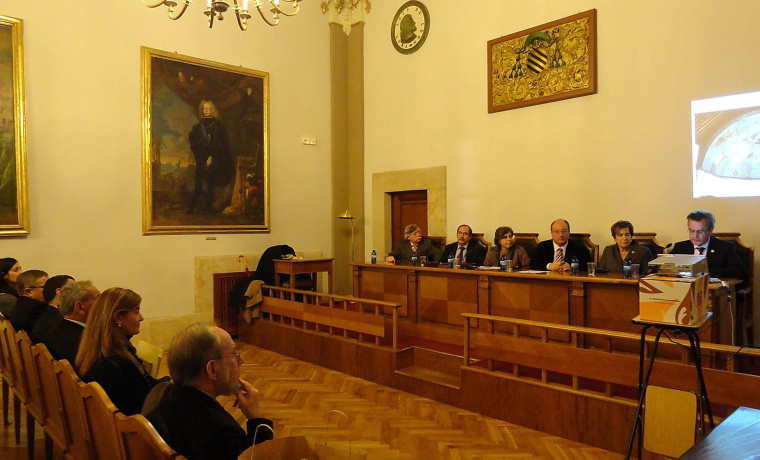 Un momento de la conferencia impartida por don Bernardo García-Bernalt Alonso 